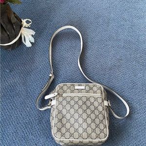 Gucci GG Supreme Front Zip Messenger bag
